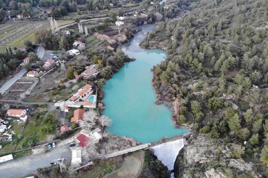 Υπερχείλισε ο υδατοφράκτης της Τριμίκλινης -  Σαϊττά (ΒΙΝΤΕΟ)