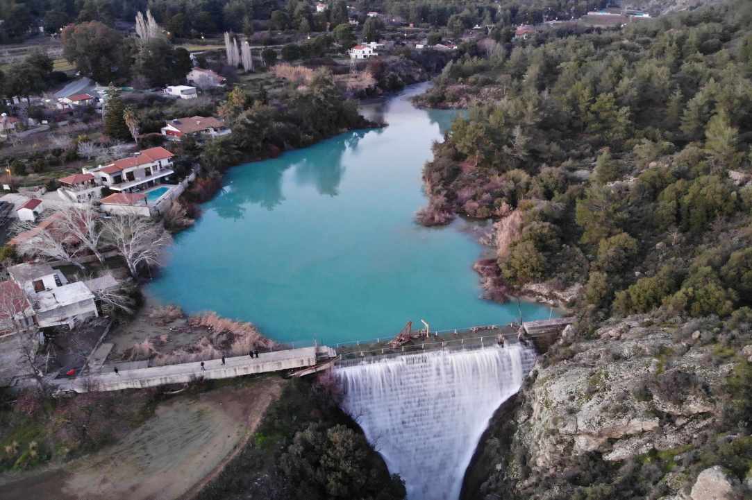 Υπερχείλισε ο υδατοφράκτης της Τριμίκλινης -  Σαϊττά (ΒΙΝΤΕΟ)
