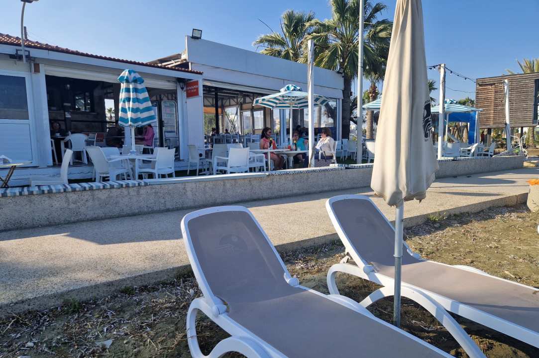 Holiday vibes in a hidden seaside paradise