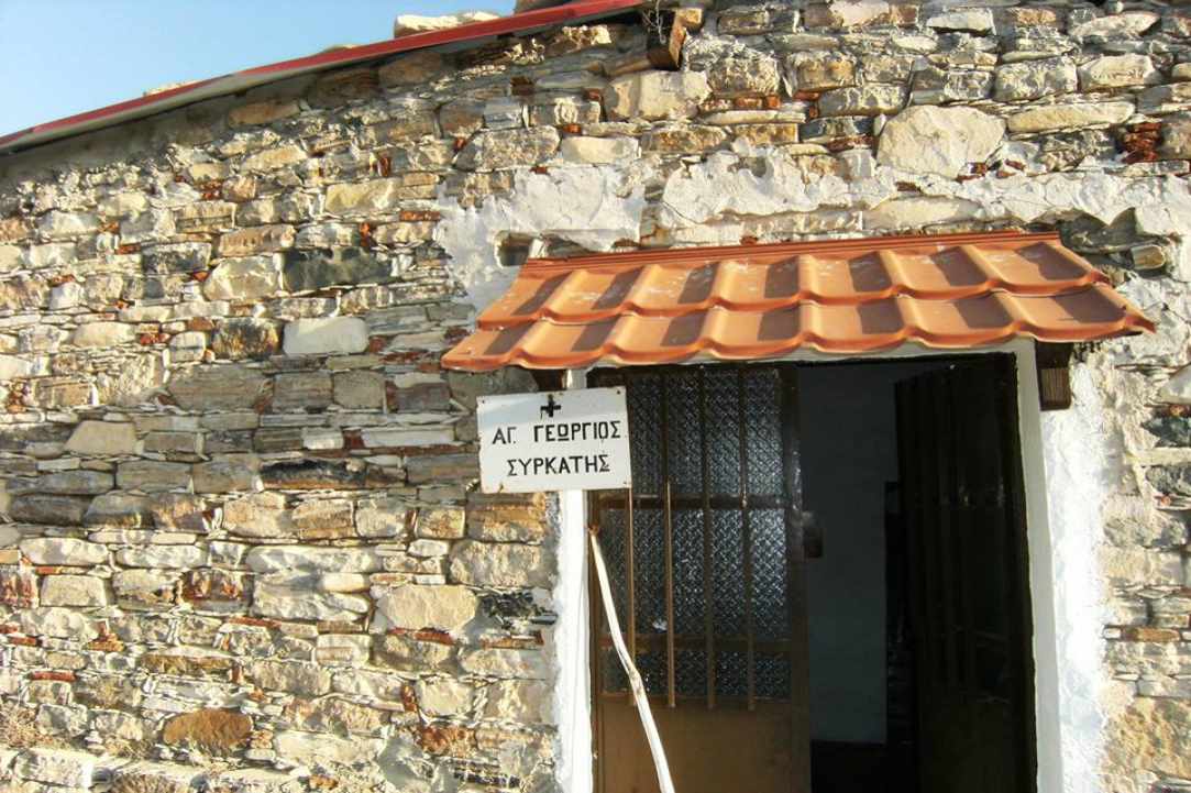 Το εξωκλήσι του Άγιου Γεώργιου του Συρκάτη στα Λεύκαρα