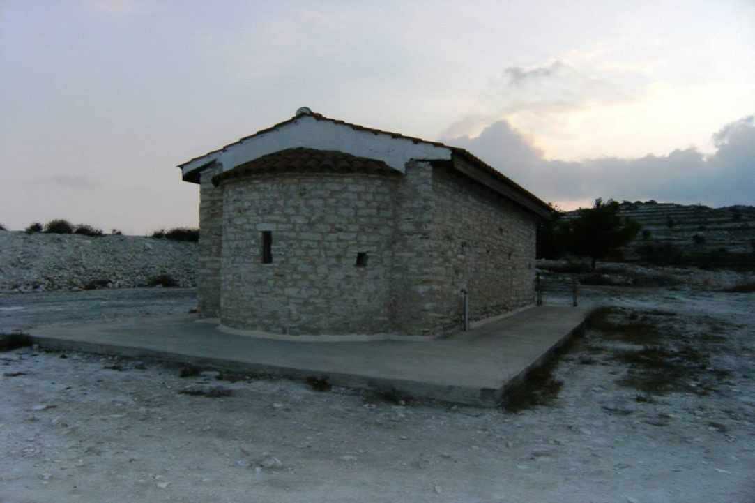 Το εκκλησάκι του Αγίου Γεωργίου του Οξύ στα Λεύκαρα