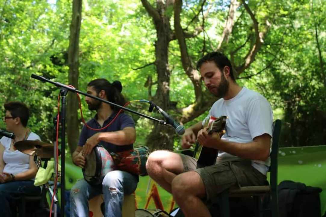 Concerts by the music ensemble “I tris ke to aidoni” gallery image 4