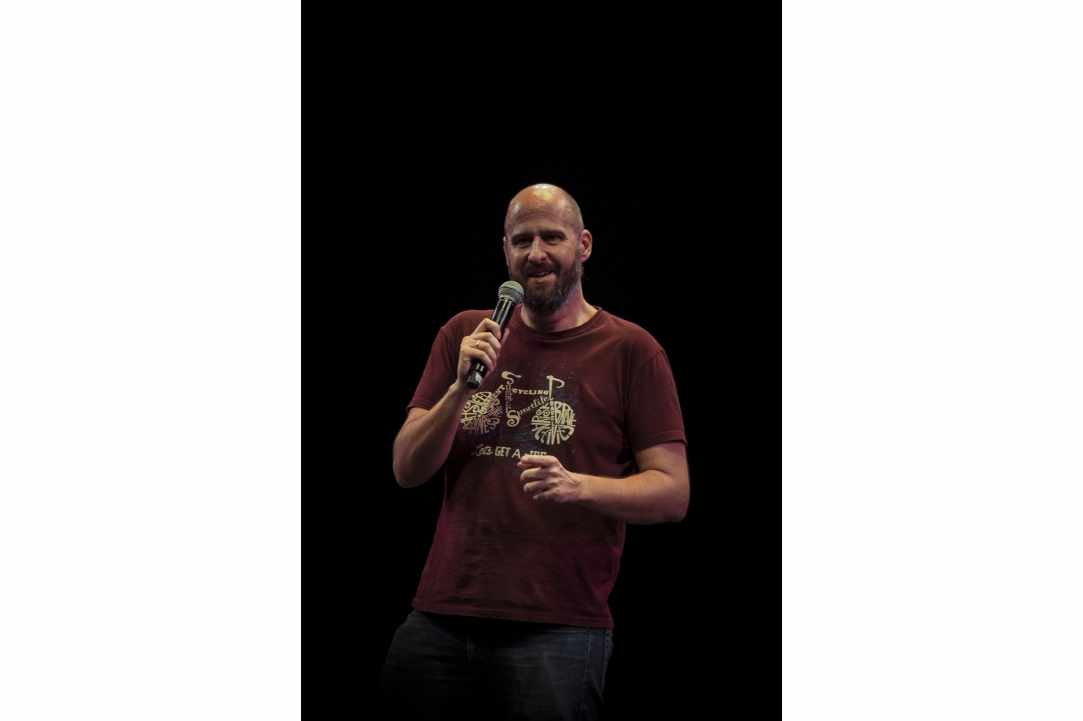 Ο Αριστοτέλης Ρήγας, stand up comedian και μουσικός, στην Κύπρο