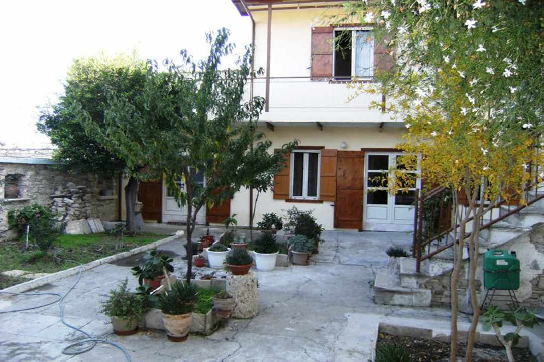 Οι αυλές των σπιτιών στα Λεύκαρα
