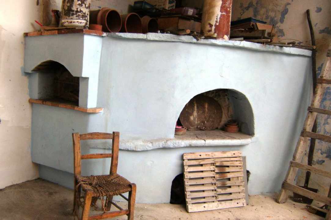 Οι αυλές των σπιτιών στα Λεύκαρα