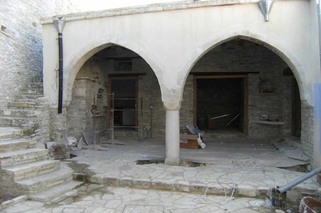 Οι αυλές των σπιτιών στα Λεύκαρα