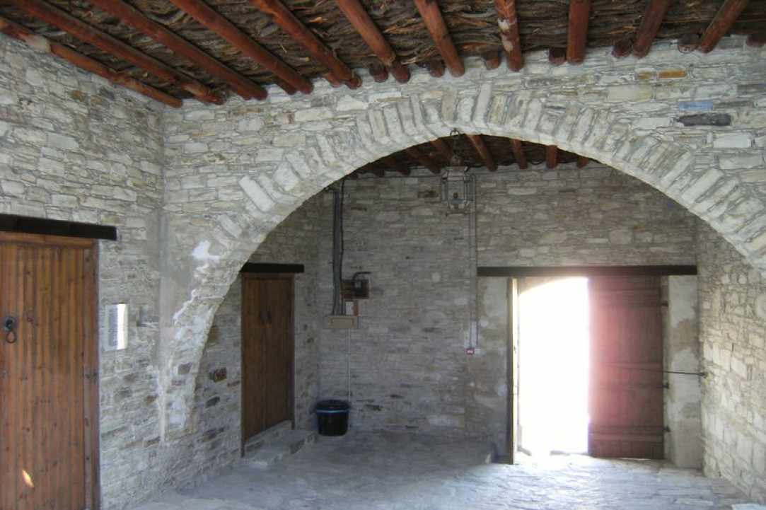 Οι αυλές των σπιτιών στα Λεύκαρα
