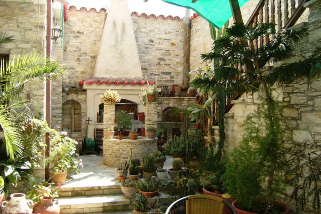 Οι αυλές των σπιτιών στα Λεύκαρα