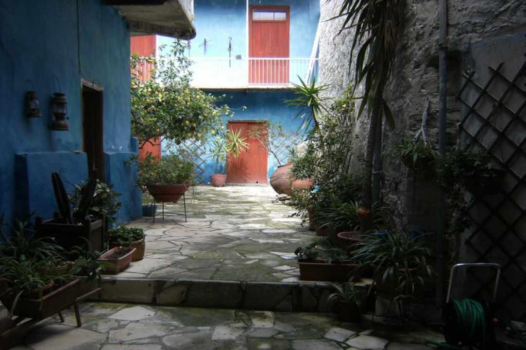 Οι αυλές των σπιτιών στα Λεύκαρα