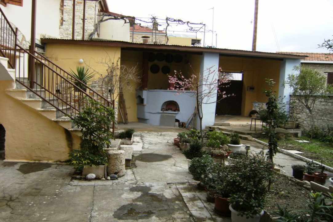 Οι αυλές των σπιτιών στα Λεύκαρα