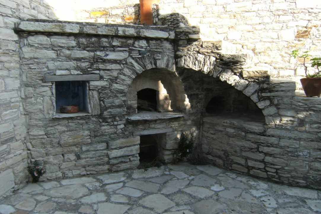 Οι αυλές των σπιτιών στα Λεύκαρα