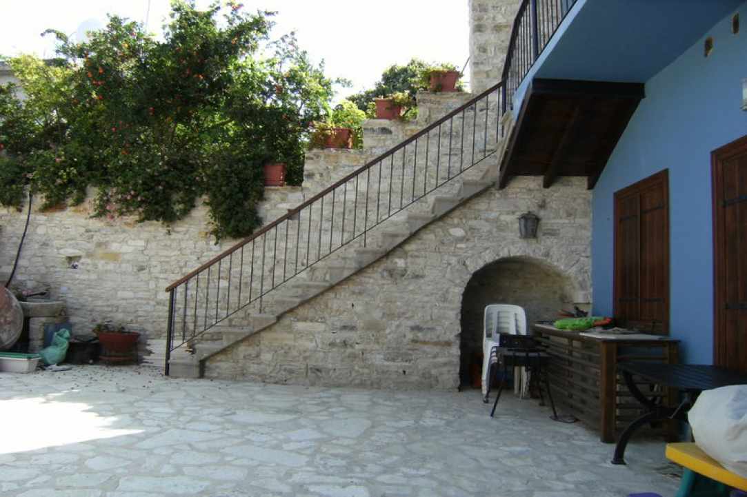 Οι αυλές των σπιτιών στα Λεύκαρα