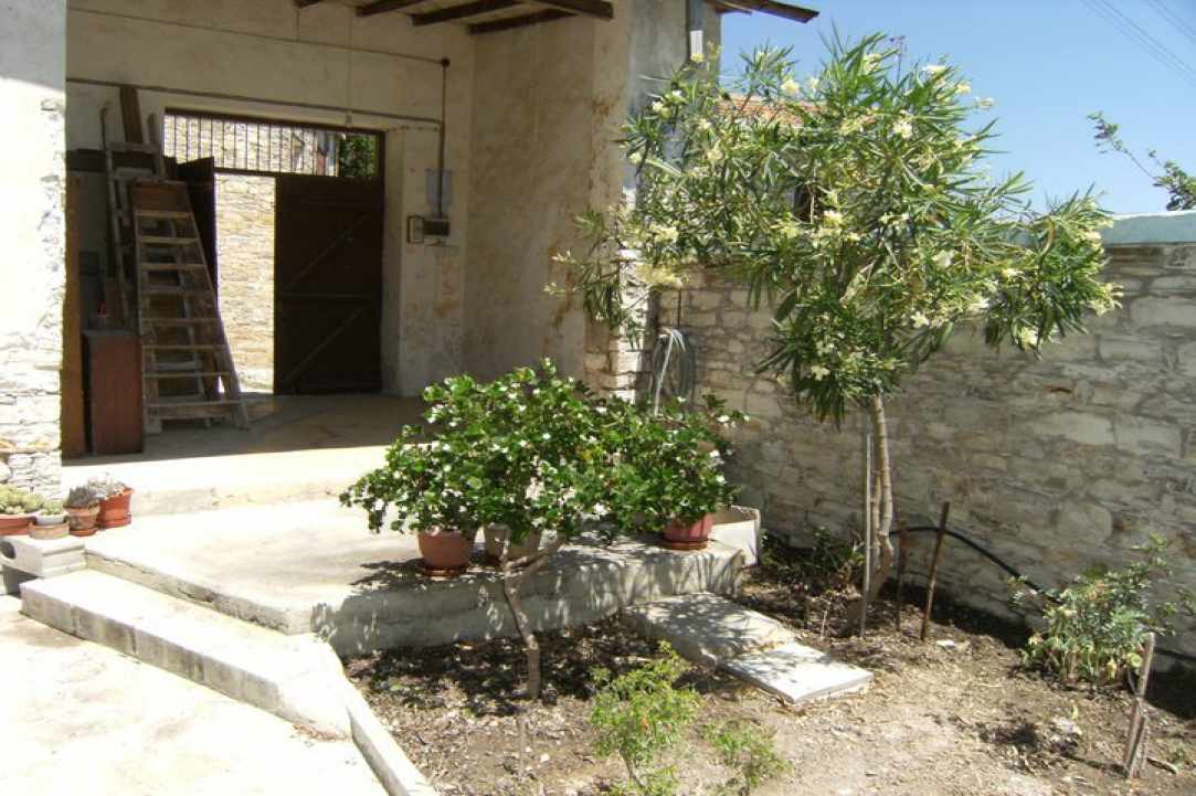 Οι αυλές των σπιτιών στα Λεύκαρα