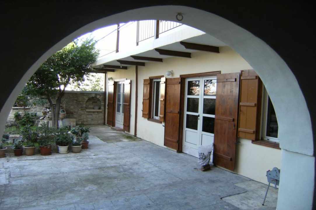 Οι αυλές των σπιτιών στα Λεύκαρα