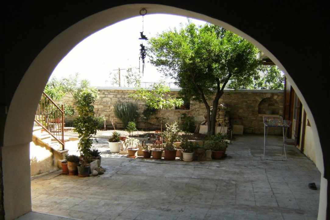 Οι αυλές των σπιτιών στα Λεύκαρα