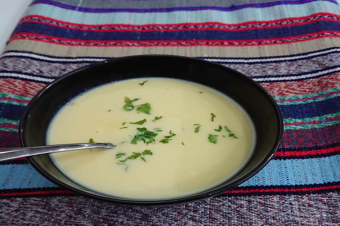 How To Make Greek Egg and Lemon Soup (Avgolemono or avgolemoni)
