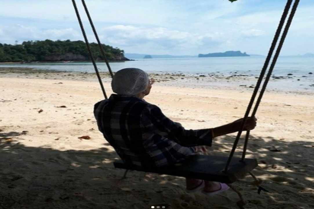 Σούπερ γιαγιά 90 χρονών ταξιδεύει τον κόσμο