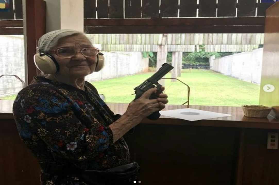 Σούπερ γιαγιά 90 χρονών ταξιδεύει τον κόσμο