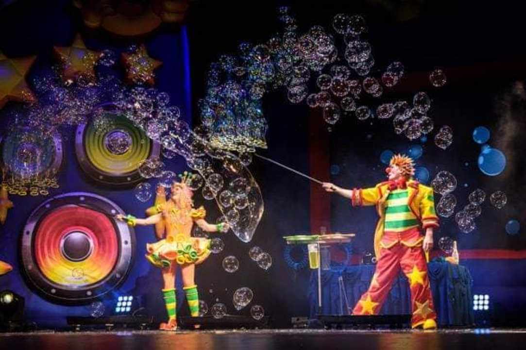 Circus Bubble Show -ELEPHANT AND POLAR BEARS