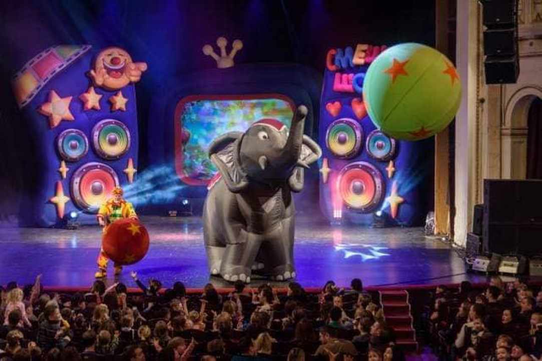 Circus Bubble Show -ELEPHANT AND POLAR BEARS