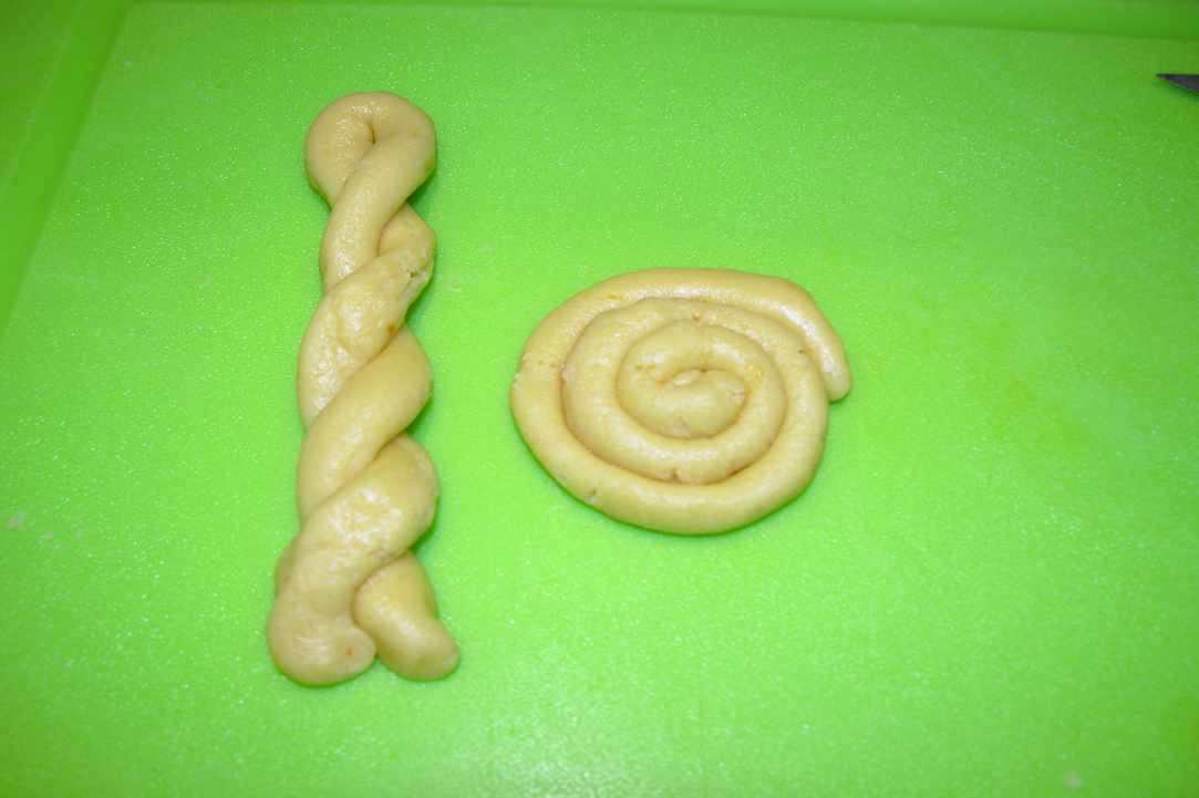 Easter koulourakia(cookies) with orange and honey