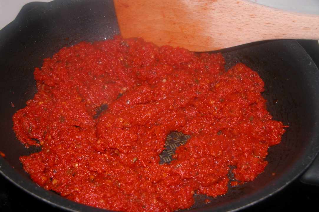 Pomilorotiania (Tomatoes with eggs)