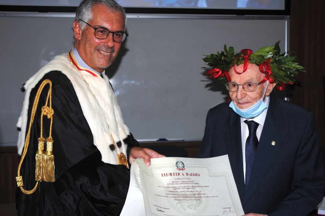 O  96χρονος φοιτητής Giuseppe Paterno, πήρε το πτυχίο του χρησιμοποιώντας γραφομηχανή.