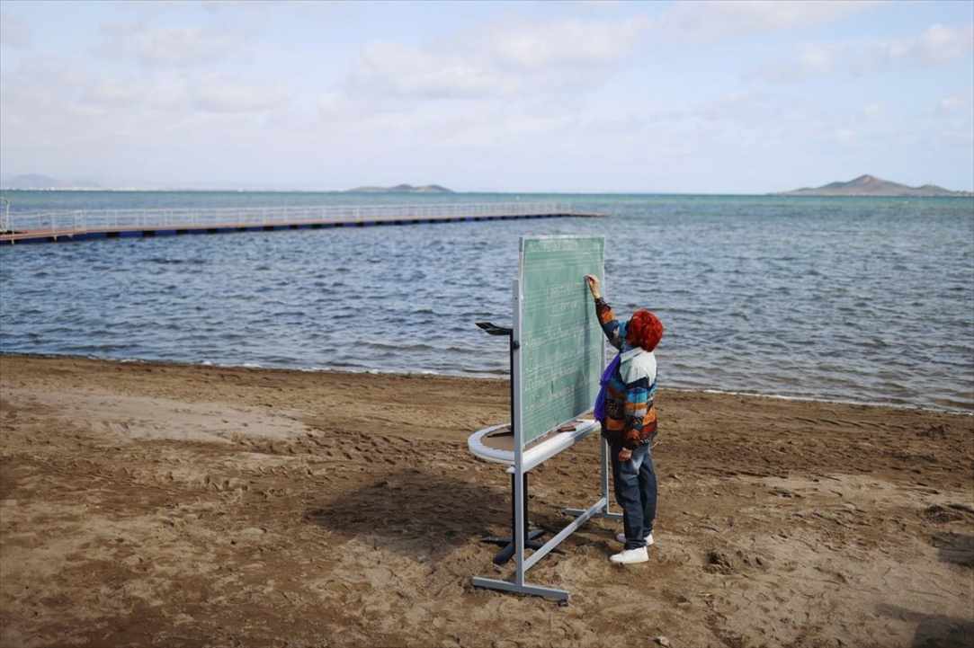 Σχολείο στην Ισπανία Μετέφερε τις Σχολικές Τάξεις στην Παραλία