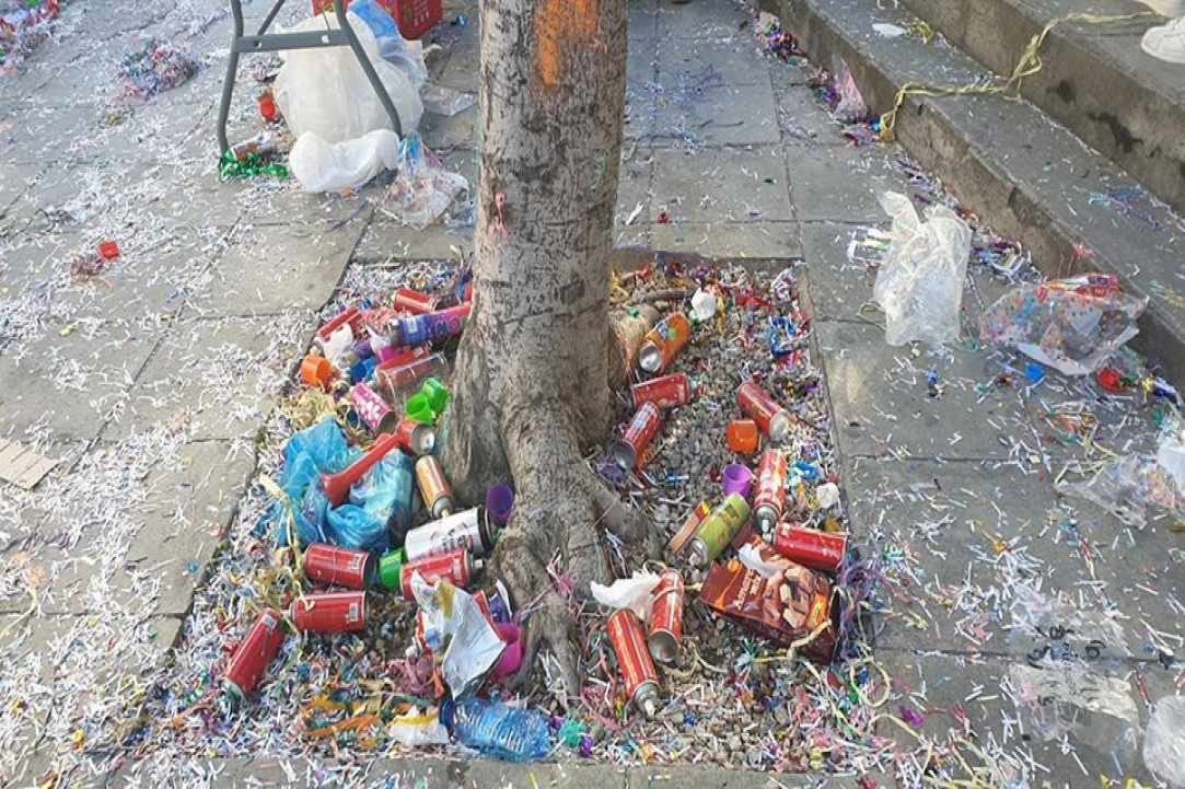 Το καρναβάλι έφυγε τα σκουπίδια έμειναν…