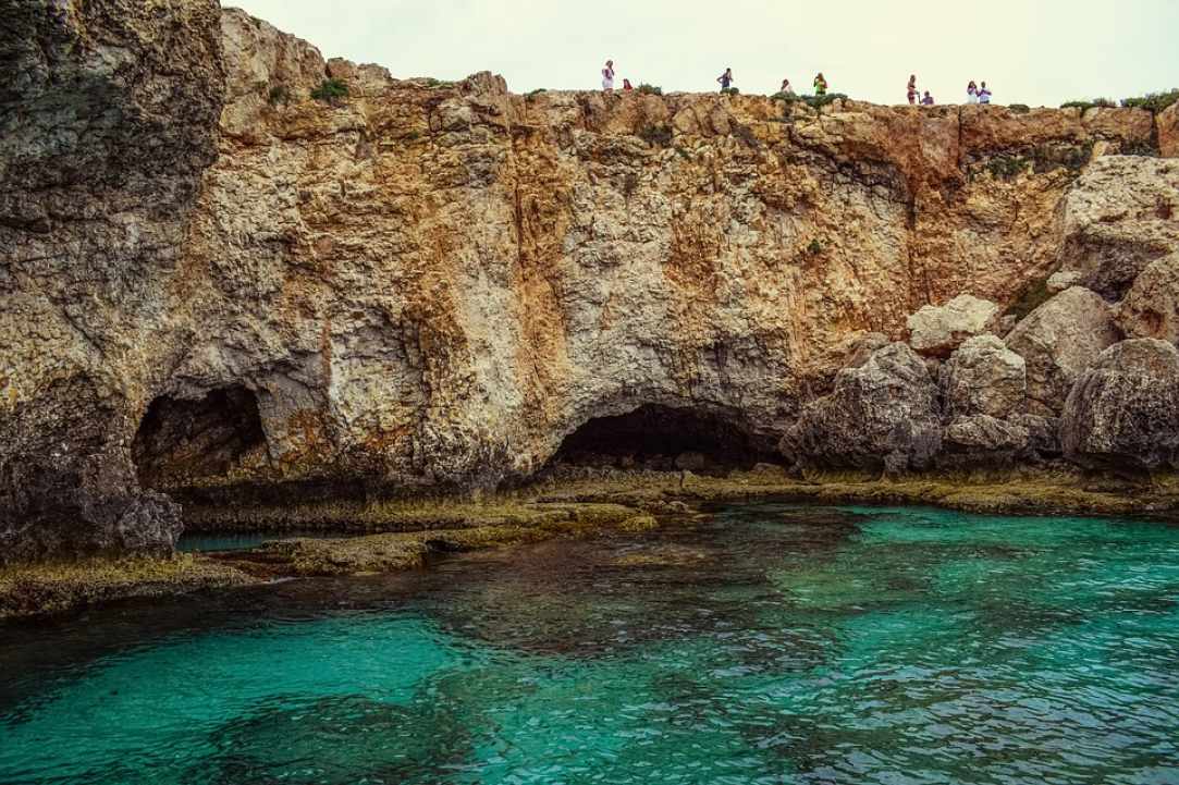 Οι Θαλασσινές Σπηλιές, Τα «Παλάτια» της Αγίας Νάπας