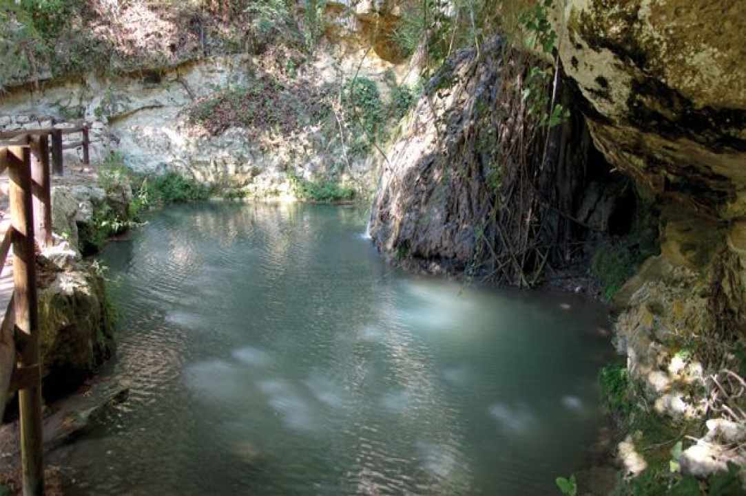 Καταρράκτης του Κρεμμιώτη στην Κρήτου Τέρρα  