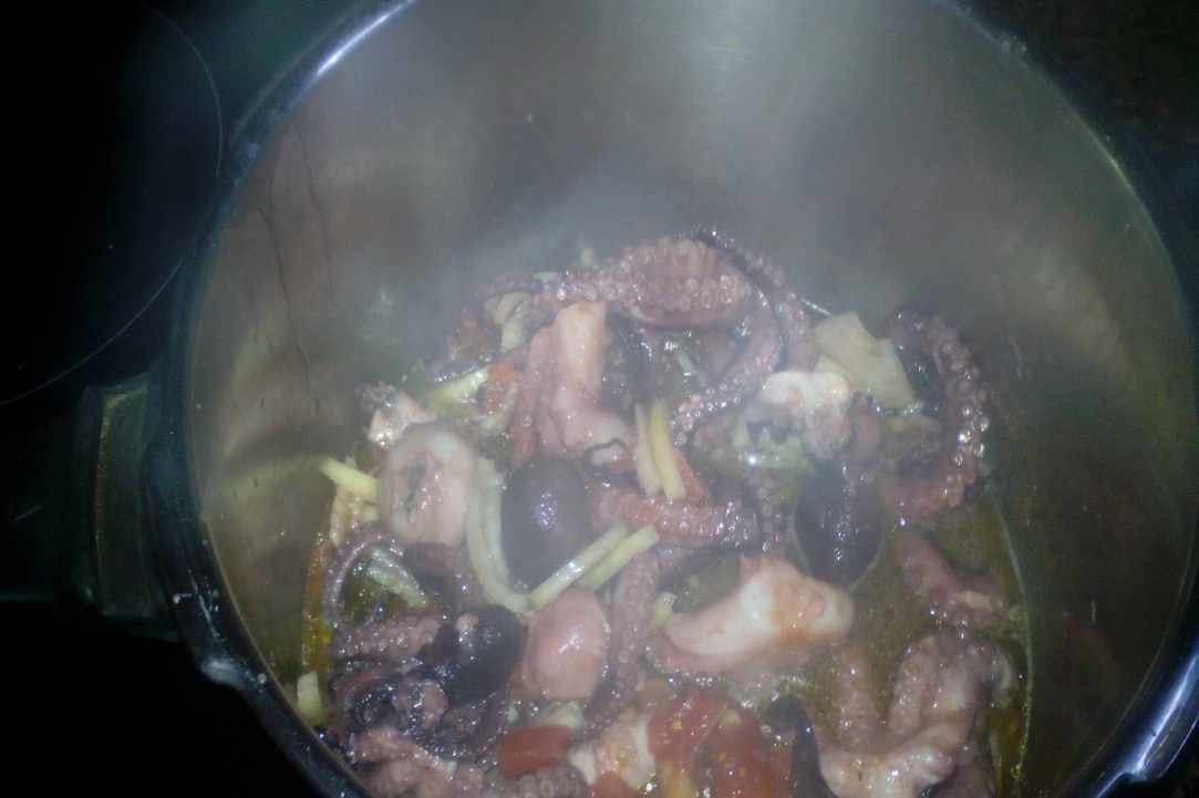 Oktapus in red wine – “Ktapodaki krasato kathisto” gallery image 3