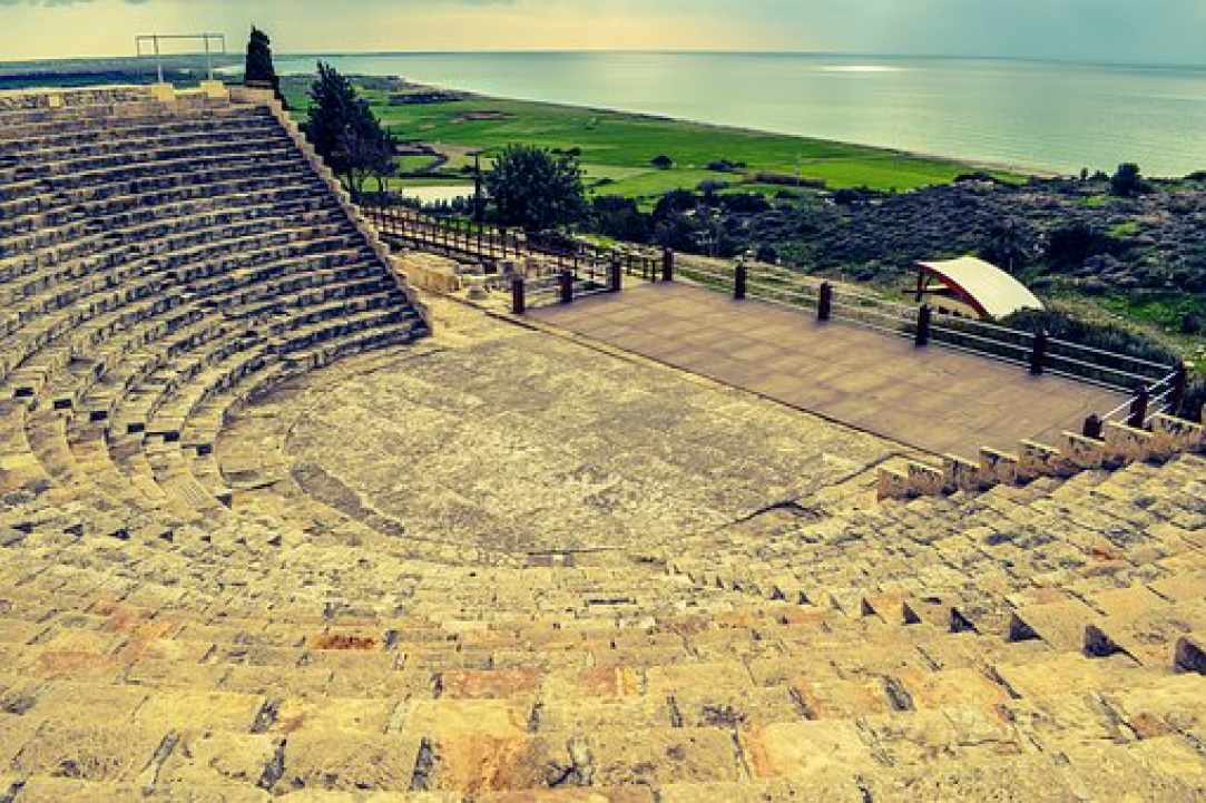 Κύπρος μου χιλιοτραγουδισμένη.....της αγάπης και του ονείρου