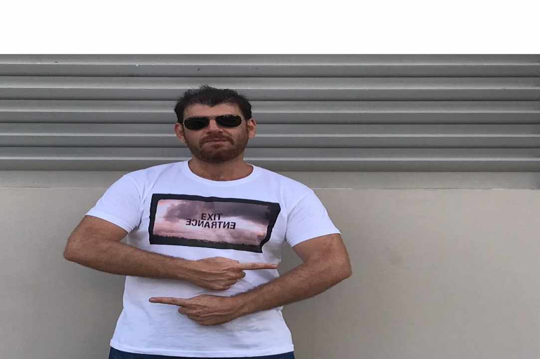 Το θεατρικό έργο του Κώστα Μαννούρη, «Επί Χρήμασι» επιστρέφει, απόψε 29 Νοεμβρίου στις 7:30 στην δημοσιογραφική εστία στη Λευκωσια