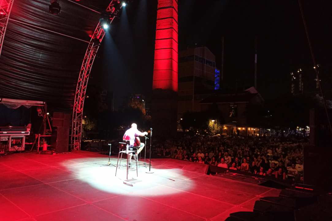 Ο Αριστοτέλης Ρήγας, stand up comedian και μουσικός, στην Κύπρο