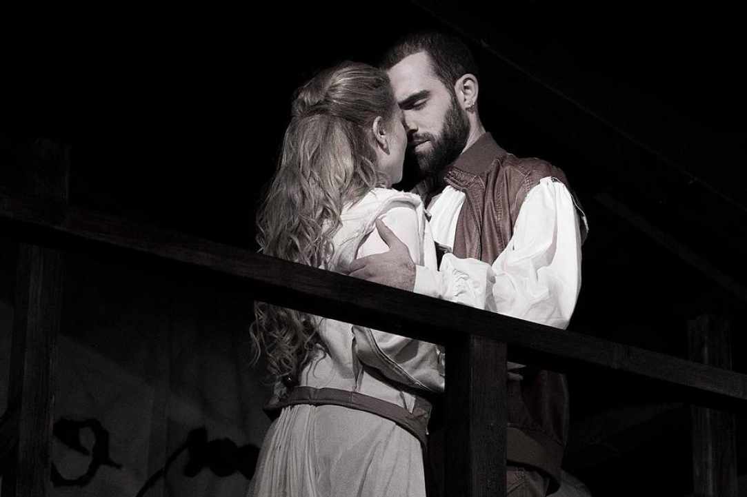 «Ο θίασος του William Shakespeare παρουσιάζει…»  