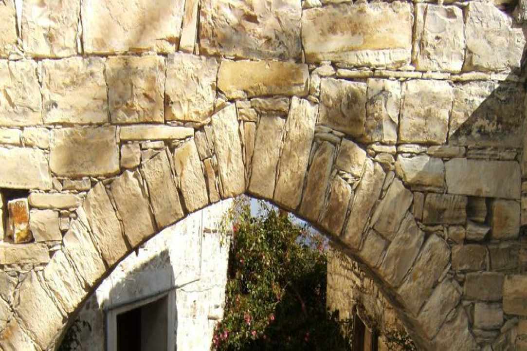 Οι Καμάρες στους δρόμους των Λευκάρων