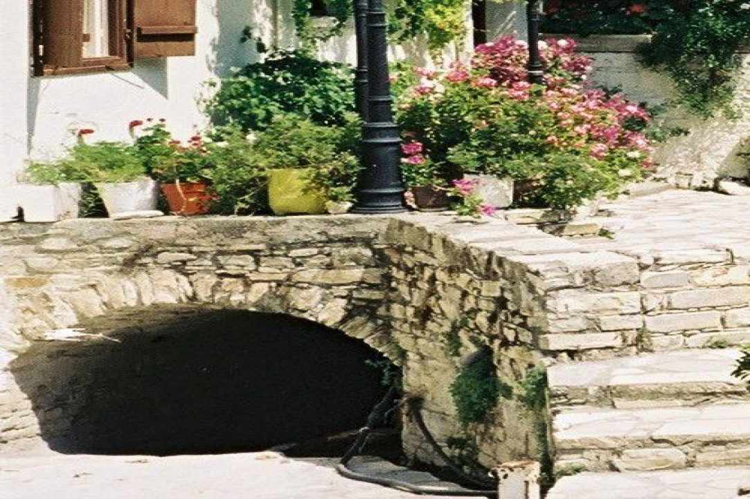 Οι Καμάρες στους δρόμους των Λευκάρων