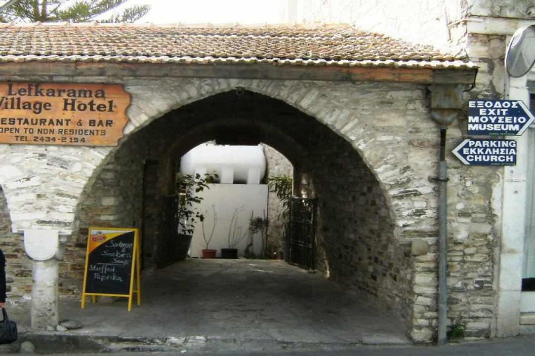 Οι Καμάρες στους δρόμους των Λευκάρων