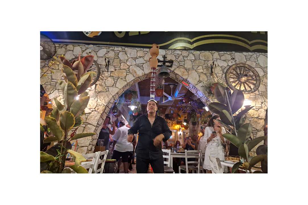 Let's visit a tavern with live music gallery image 1