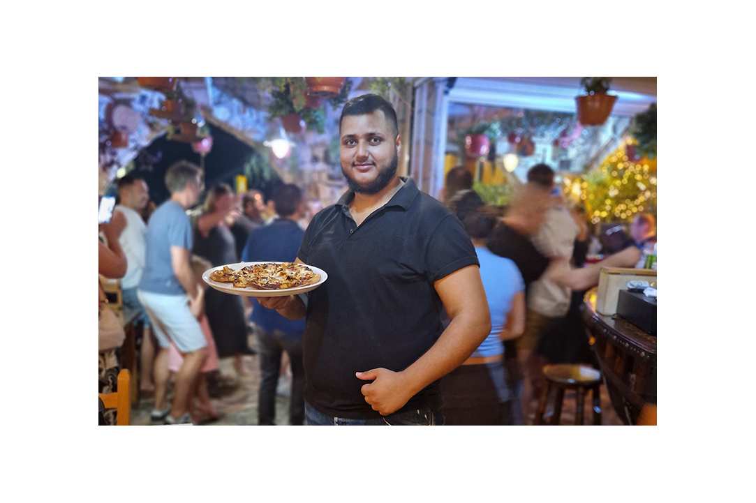 Let's visit a tavern with live music