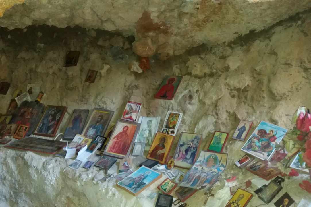 Εξωκλήσι και σπηλιά Παναγίας Ευαγγελίστριας