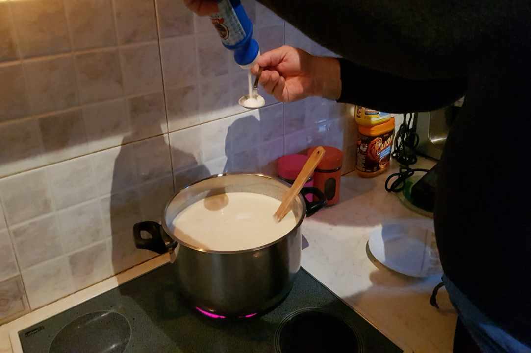 Παρασκευή για σπιτικό τραχανά με γιαούρτι