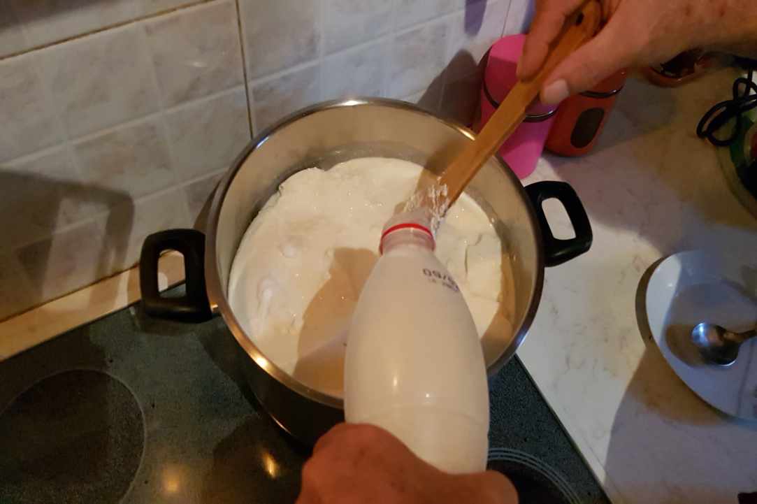 Παρασκευή για σπιτικό τραχανά με γιαούρτι