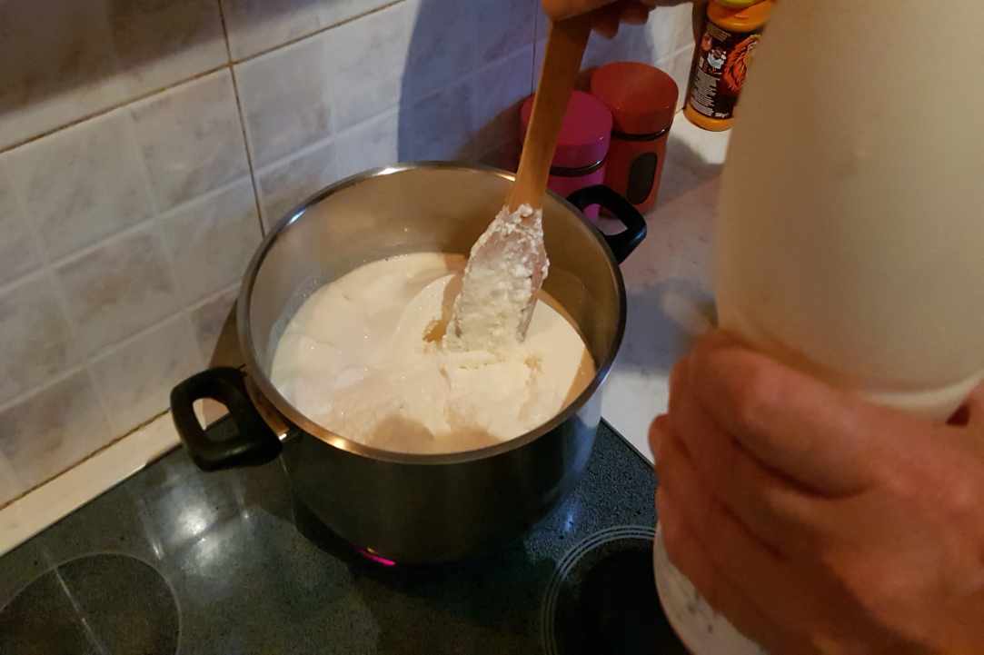 Παρασκευή για σπιτικό τραχανά με γιαούρτι