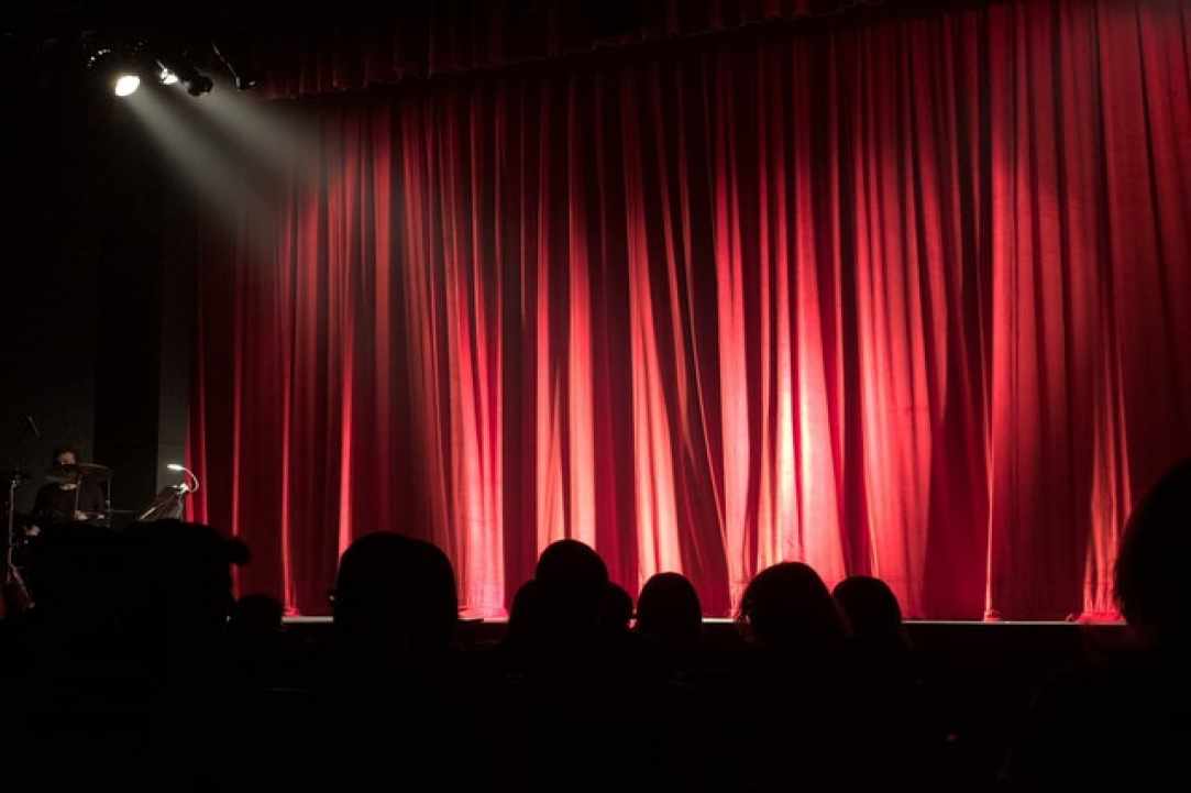 «Ο θίασος του William Shakespeare παρουσιάζει…»  