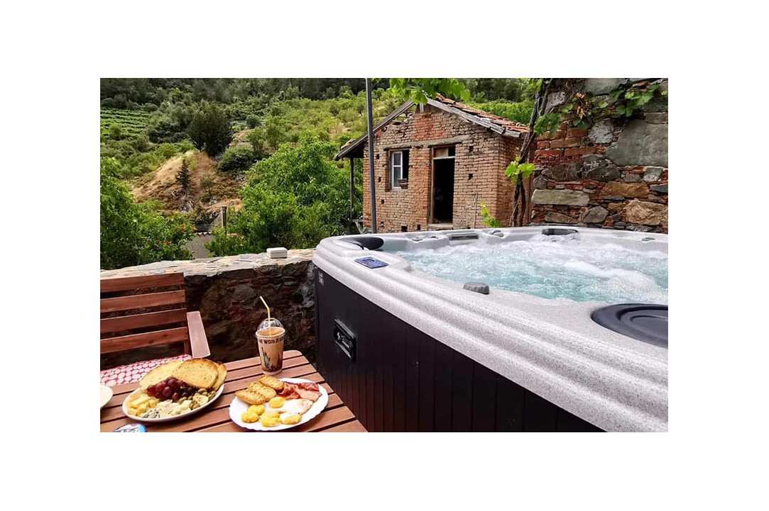 Τρείς cozy παραδοσιακές επαύλεις  στο βουνό με τζακούζι, σάουνα, cinema, BBQs σε περιμένουν για χαλάρωση και ηρεμία για αξέχαστη διαμονή