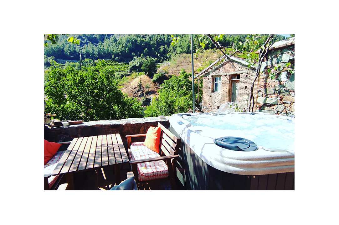 Τρείς cozy παραδοσιακές επαύλεις  στο βουνό με τζακούζι, σάουνα, cinema, BBQs σε περιμένουν για χαλάρωση και ηρεμία για αξέχαστη διαμονή