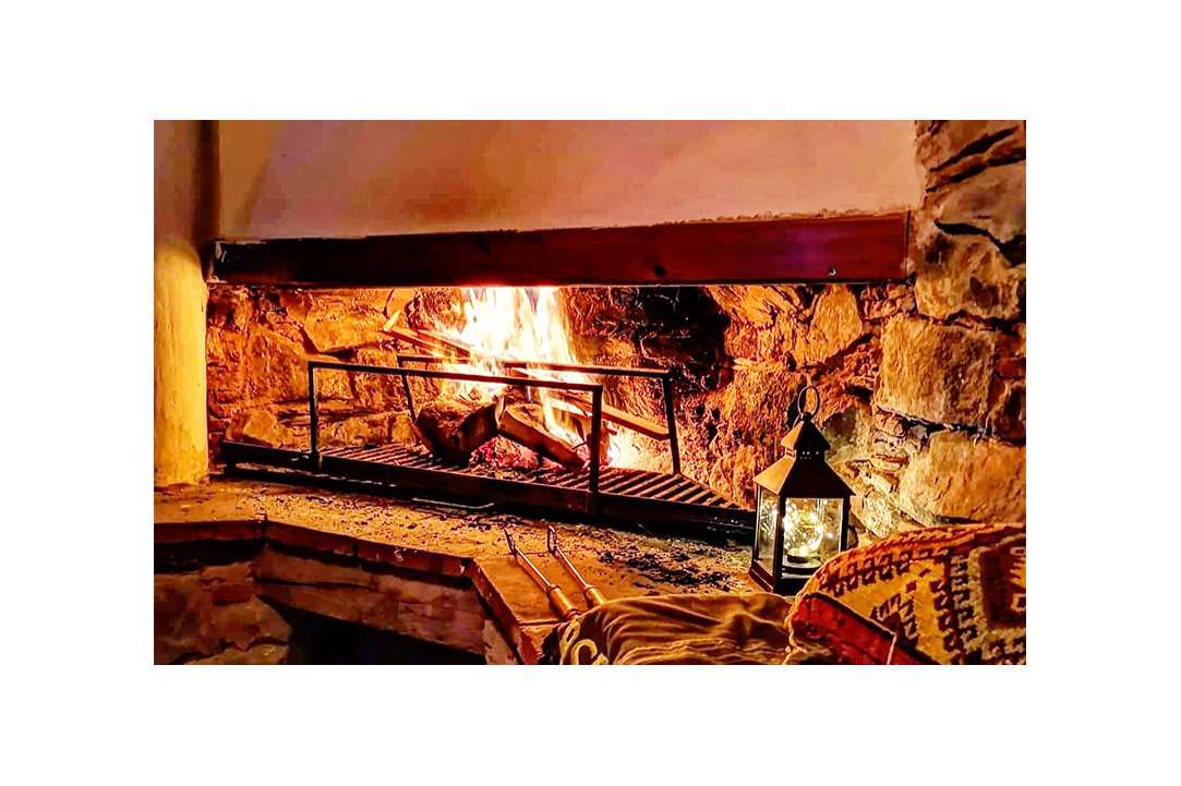 Τρείς cozy παραδοσιακές επαύλεις  στο βουνό με τζακούζι, σάουνα, cinema, BBQs σε περιμένουν για χαλάρωση και ηρεμία για αξέχαστη διαμονή