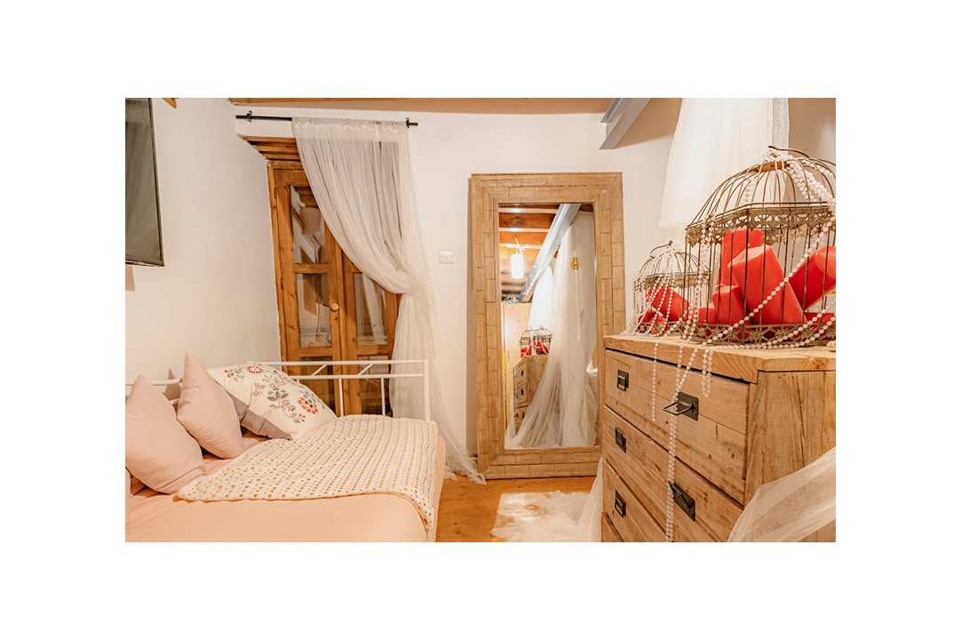 Τρείς cozy παραδοσιακές επαύλεις  στο βουνό με τζακούζι, σάουνα, cinema, BBQs σε περιμένουν για χαλάρωση και ηρεμία για αξέχαστη διαμονή